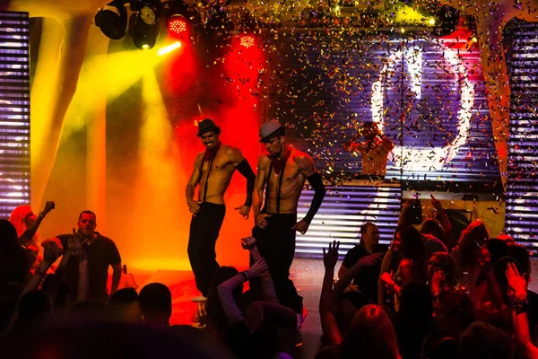 What should I expect at a male stripper show (2)