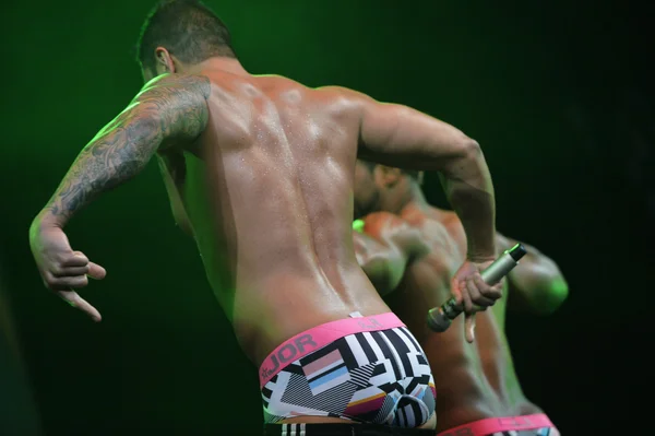 What should I expect at a male stripper show (3)